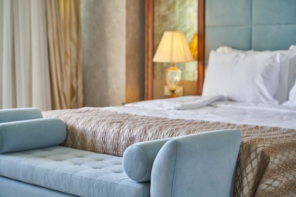Tworzenie przytulnej atmosfery w sypialni dzięki tapicerowanym zagłówkom