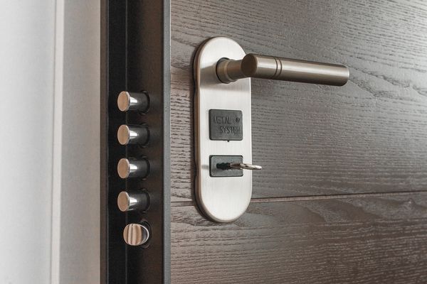 Klucz do bezpieczeństwa: Wybierając odpowiednie drzwi i klamki